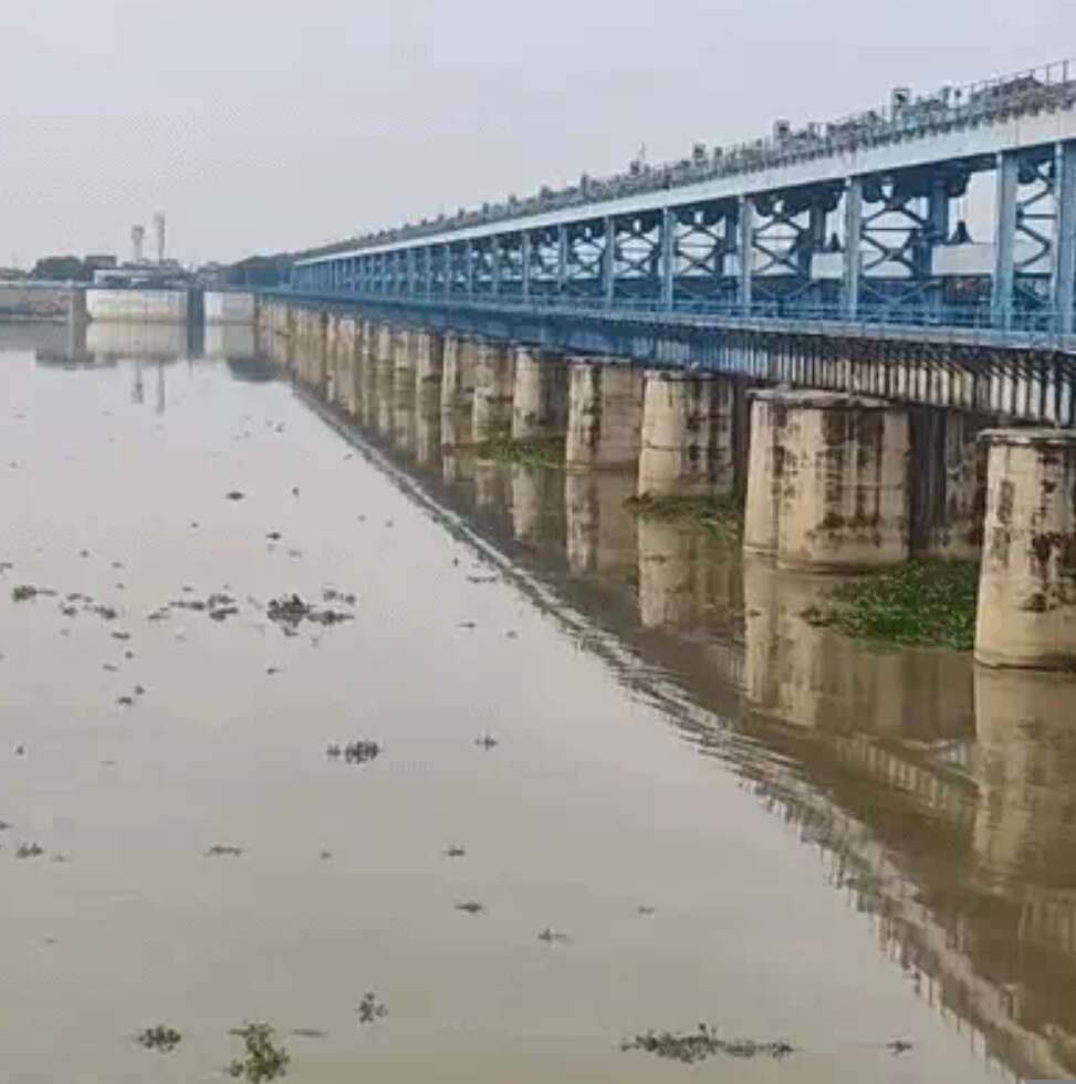 पहाड़ी बारिश का असर, गंगा चेतावनी बिंदु से 2 मीटर नीचे