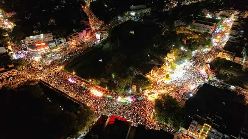 इंदौरः गौरवशाली परम्परा के अनुरूप रातभर निकला नयनाभिराम झांकियाँ और अखाड़ों का कारवां