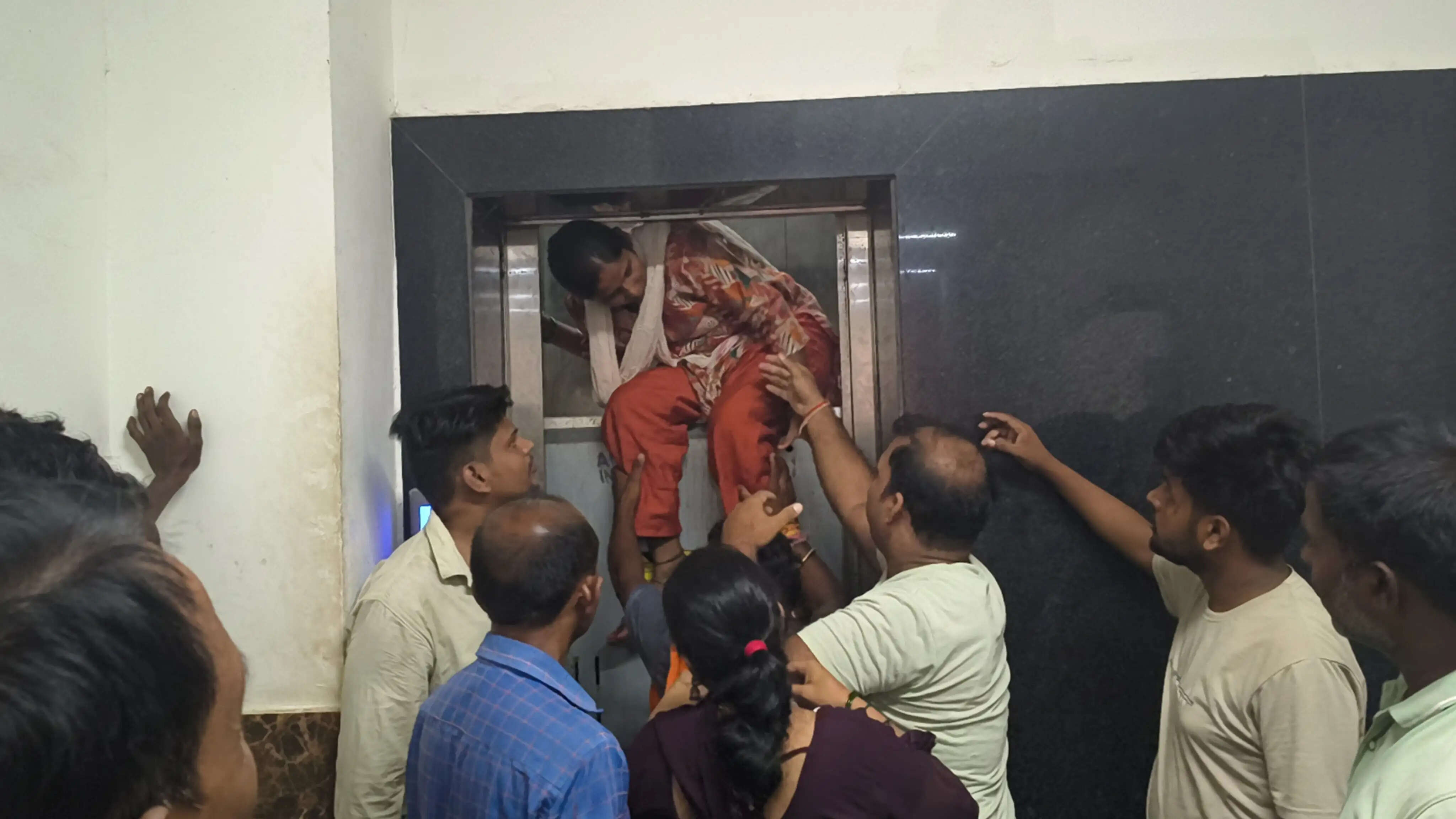 बिजली गुल होते ही लिफ्ट में फंसीं जीविका की दो महिला कर्मी, एक घंटे तक रही जान सांसत में