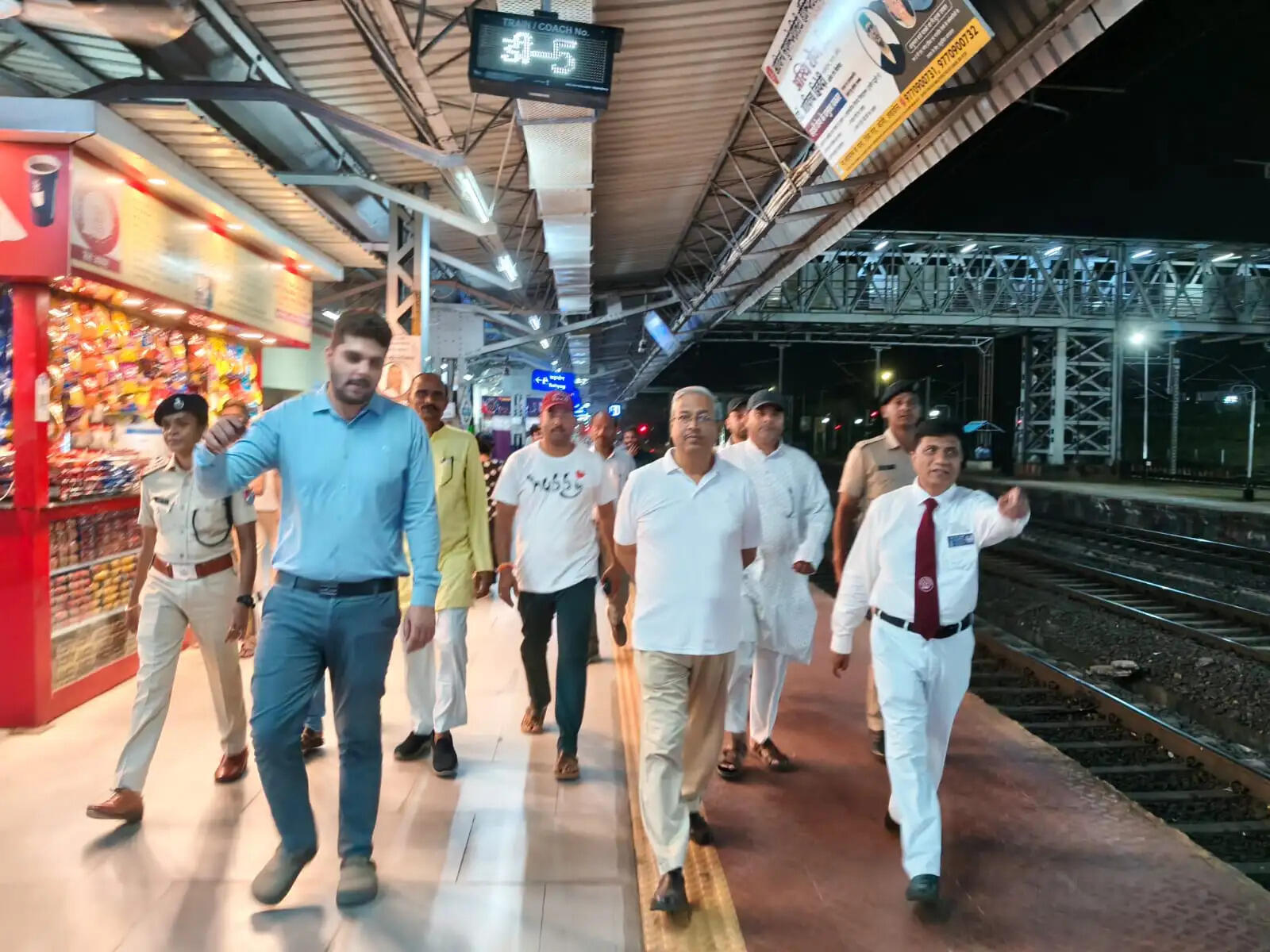 अनूपपुर: मंडल रेल प्रबंधक को छुलहा में ट्रेनों के ठहराव, नई गाड़ियों का विस्तार और सुलभ शौचालय बनवाने सौंपा पत्र