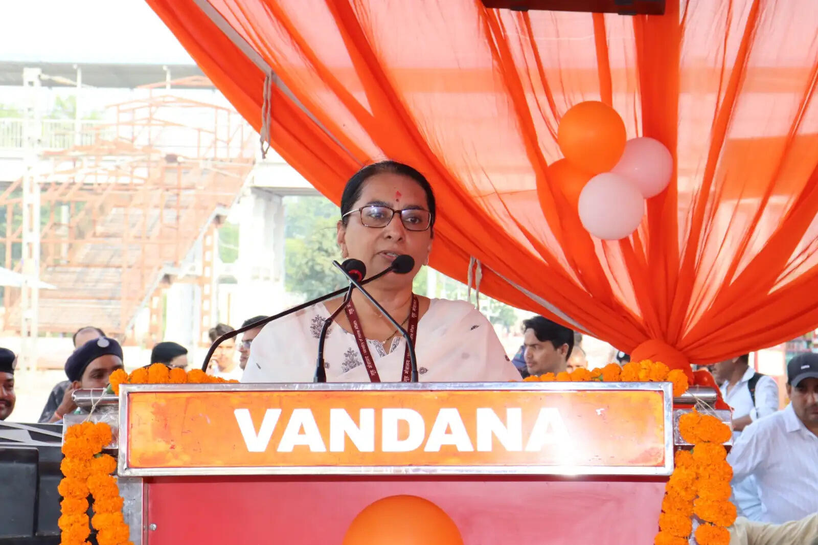 शाहजहांपुर स्टेशन पर लखनऊ देहरादून वंदे भारत का ठहराव शुरु