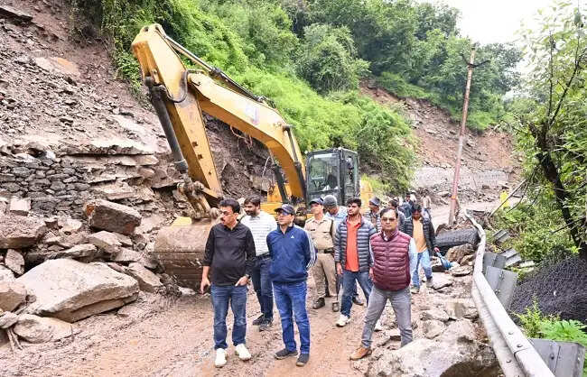 स्यानाचट्टी में तीसरे दिन भी बंद रहा यमुनोत्री हाईवे, डाइवर्जन निर्माण जारी