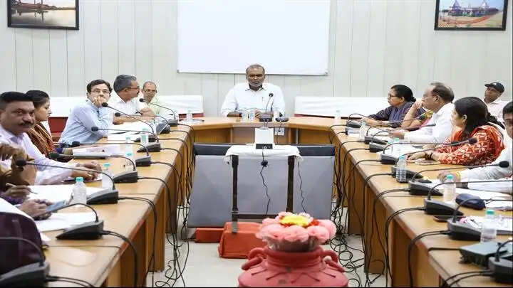सभी उपार्जन केन्द्रों पर 28 मई तक करें गेहूं की खरीदी : संभागायुक्त संजीव सिंह