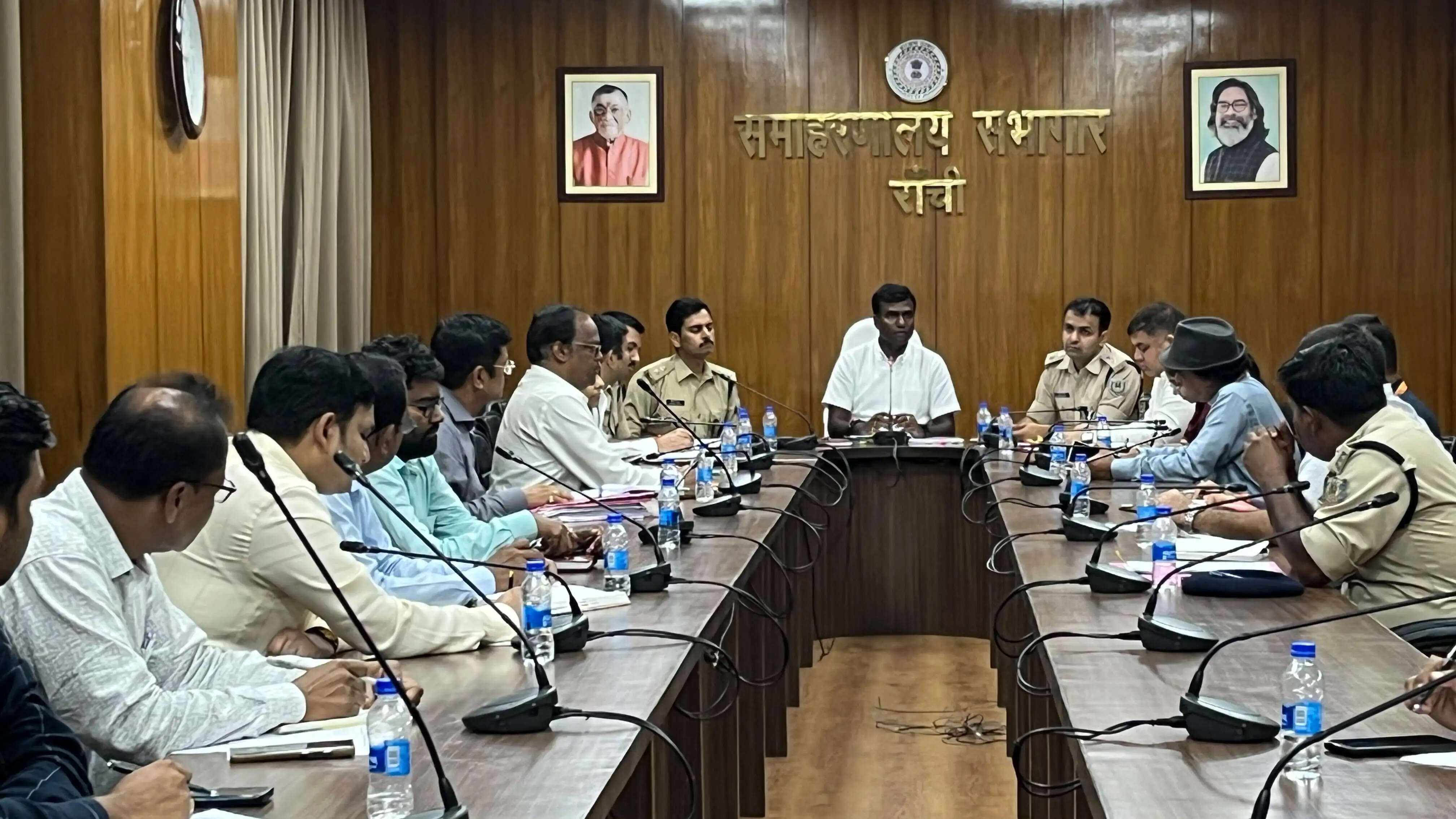 त्योहारों को लेकर प्रशासन अलर्ट, पंडाल से लेकर विसर्जन तक सुरक्षा के कड़े निर्देश