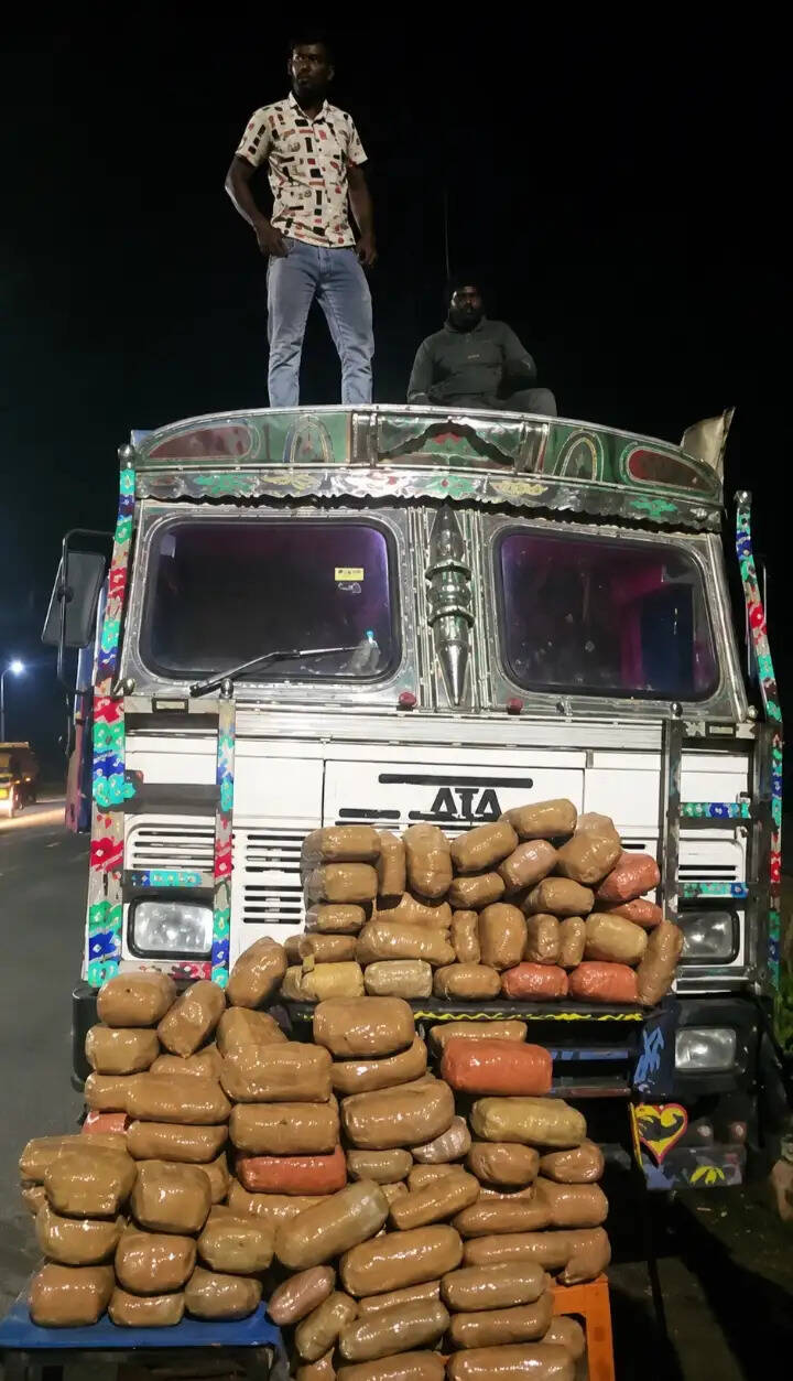 पुरुलिया में 322 किलोग्राम गांजा बरामद, सात गिरफ्तार