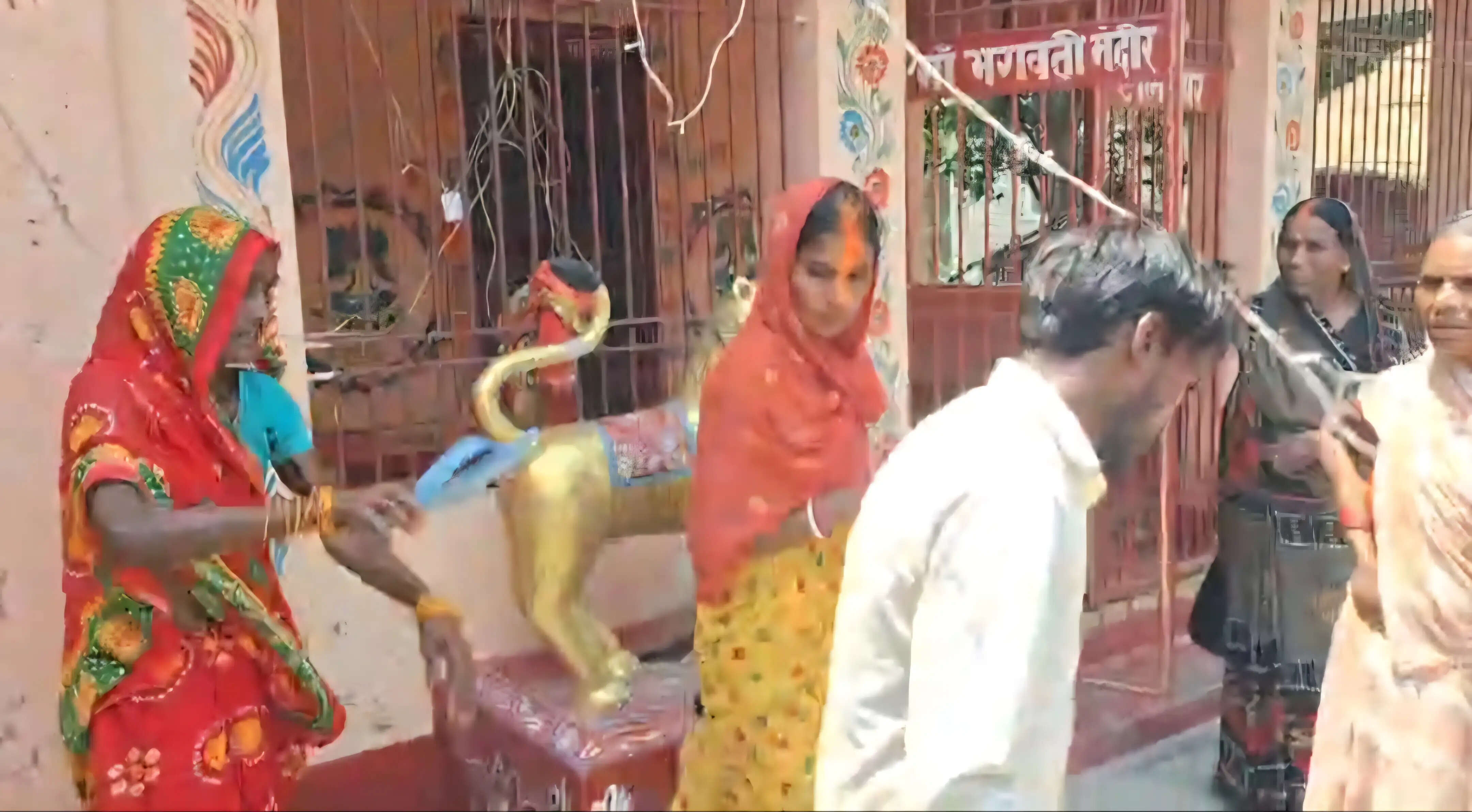 मढ़ौरा में चार बच्चों की मां ने पति की सहमति से प्रेमी संग रचाई शादी