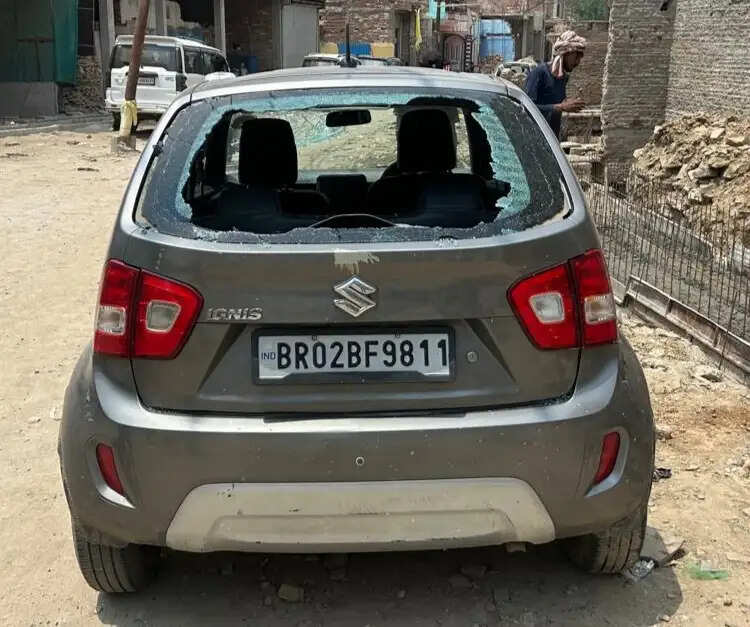 युवक ने लाठी से ताेड़े आधा दर्जन वाहनाें के शीशे, वृद्ध पर भी किया हमला