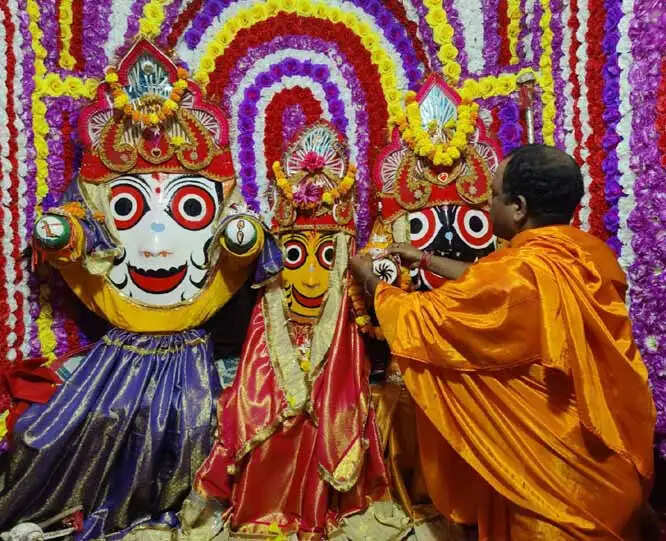 श्रीजगन्नाथ मंदिर में बहन सुभद्रा की ओर से भ्राता बलभद्र व श्रीजगन्नाथ काे अर्पित किया रक्षासूत्र