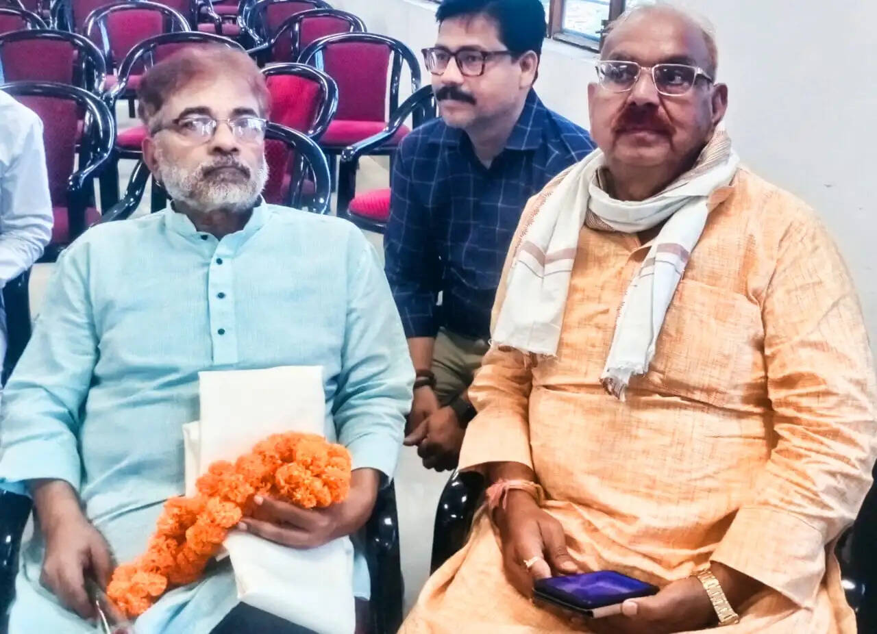 कवि सम्मेलन व मुशायरे में बही संवेदना और व्यंग्य की धारा, बजती रही तालियां