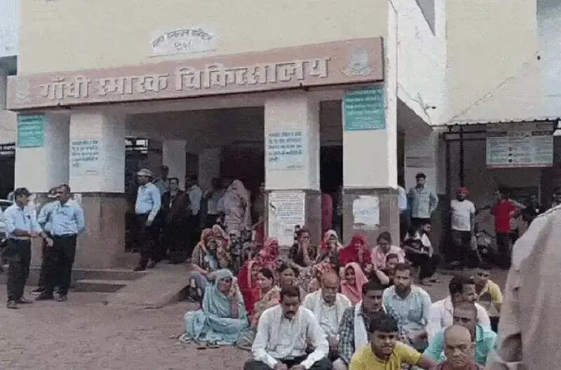 रीवाः जीएमएच में जच्चा-बच्चा की मौत पर भारी बवाल, 2 नर्सिंग ऑफिसर सस्पेंड, जांच कमेटी गठित