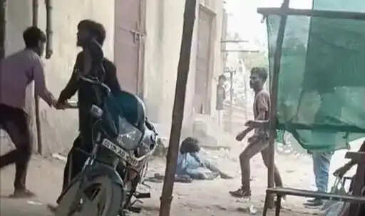 होली इवेंट के बाद चखना सेंटर में भिड़े दो गुट, बोतल से हमला, तीन घायल