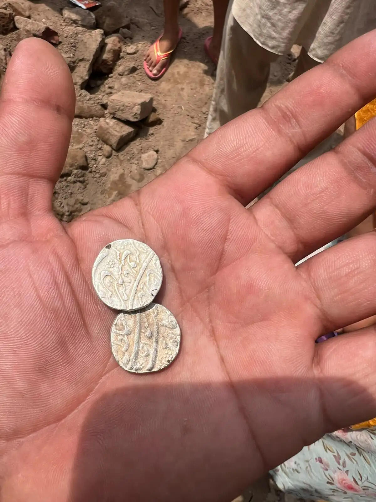 पंजाब के मोहाली में जमीन की खुदाई के दौरान मिले सदियों पुराने चांदी के सिक्के
