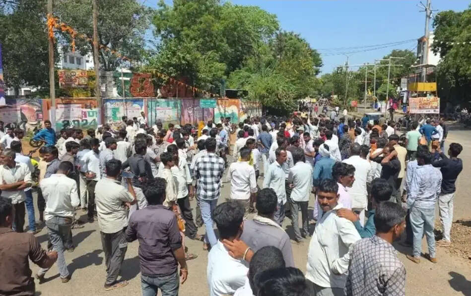आगरमालवाः मंडी में नकद भुगतान को लेकर किसानों ने किया चक्काजाम