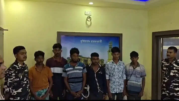 लालगोला में छः बांग्लादेशी नागरिक हिरासत में, जांच में जुटी पुलिस
