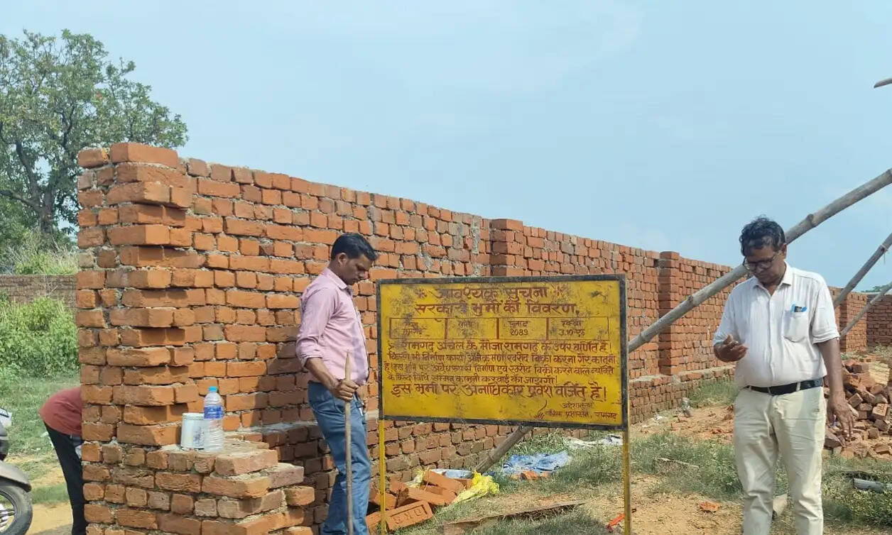 भू माफियाओं ने महंत को बेंच दी तीन एकड़ जीएम लैंड जमीन, सीओ ने रोका काम