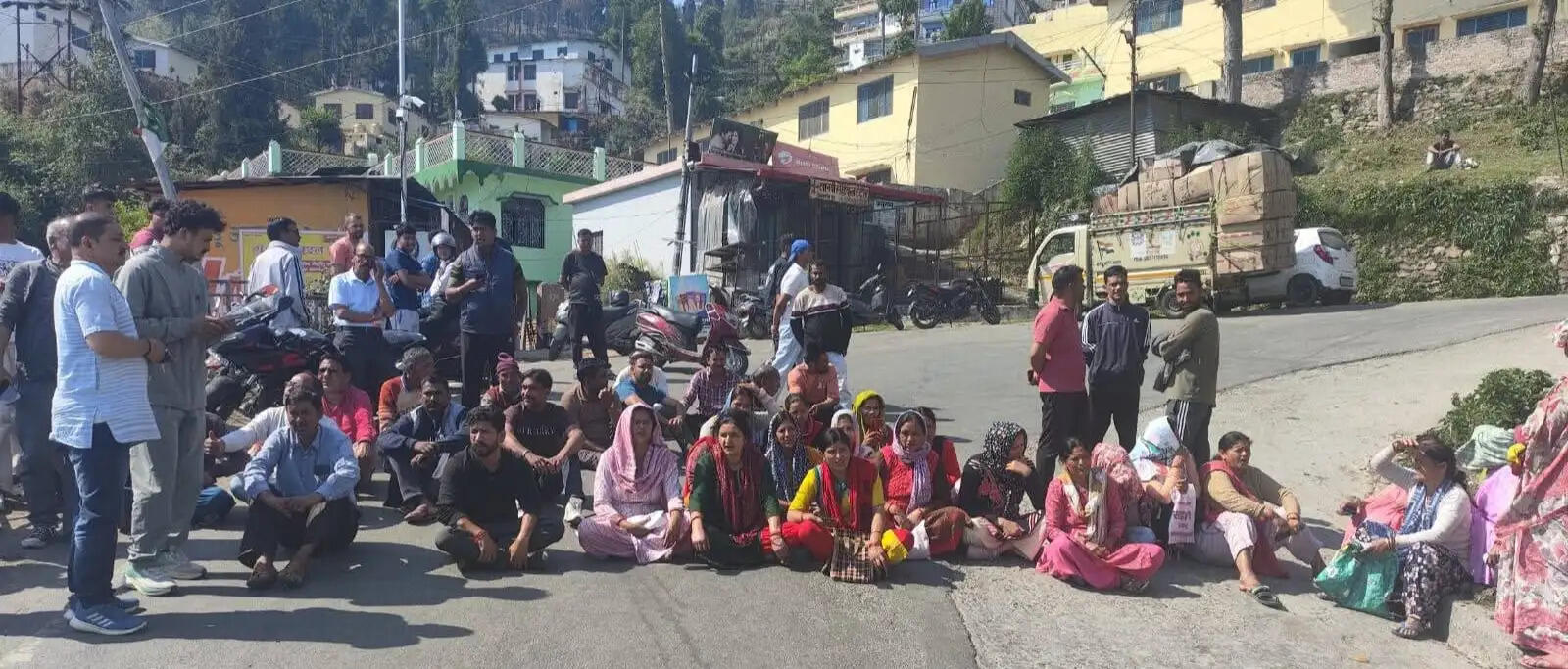 पौड़ी में घरेलू गैस आपूर्ति बाधित, उपभोक्ताओं ने लगाया जाम