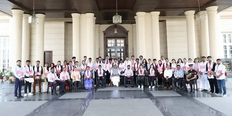 अष्टलक्ष्मी दर्शन : युवा प्रतिभागियों से राज्यपाल ने की बातचीत