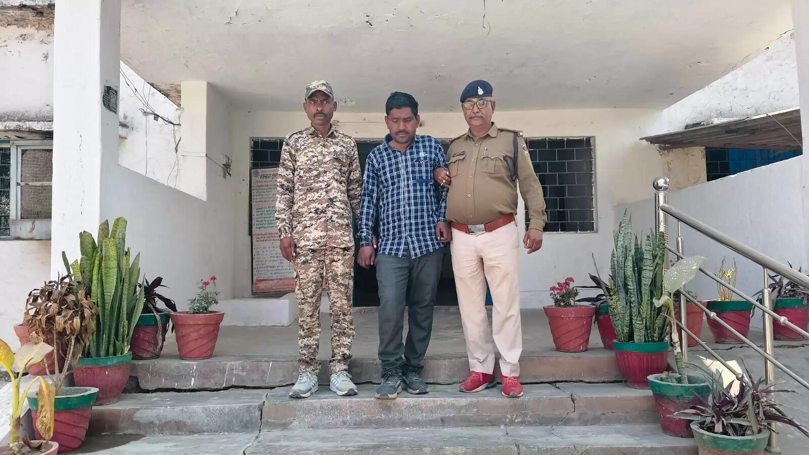 बलरामपुर : गांजा तस्कर गिरफ्तार, माेटरसाइकिल बैग से 1.10 किलो मादक पदार्थ बरामद