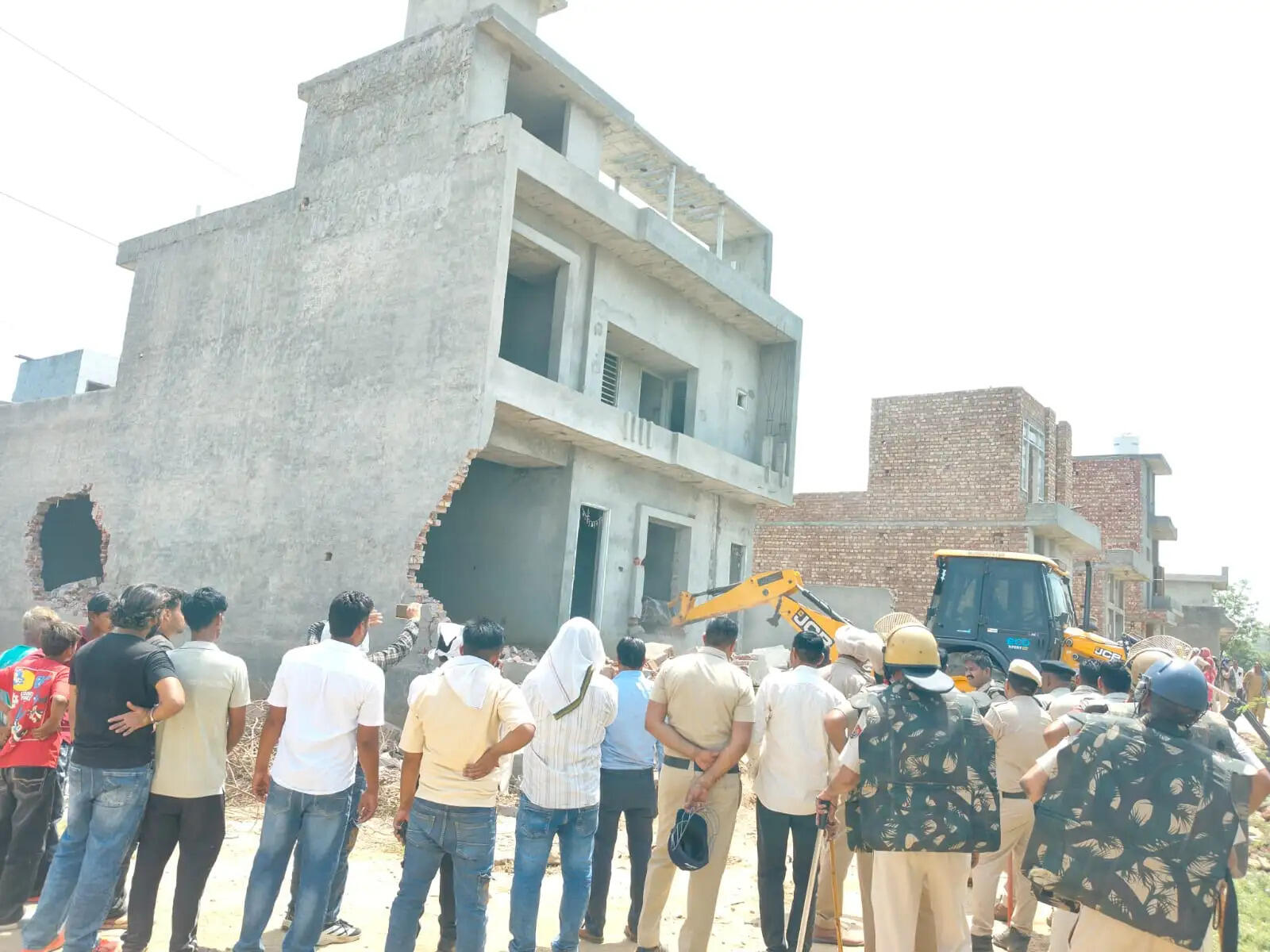 जींद : नशा तस्करों के मकानों पर चला बुलडोजर