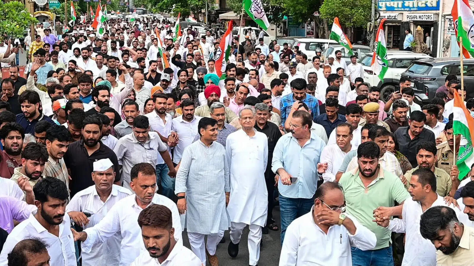 शिक्षा मंत्री के इस्तीफे को लेकर कांग्रेस का जयपुर में उग्र प्रदर्शन