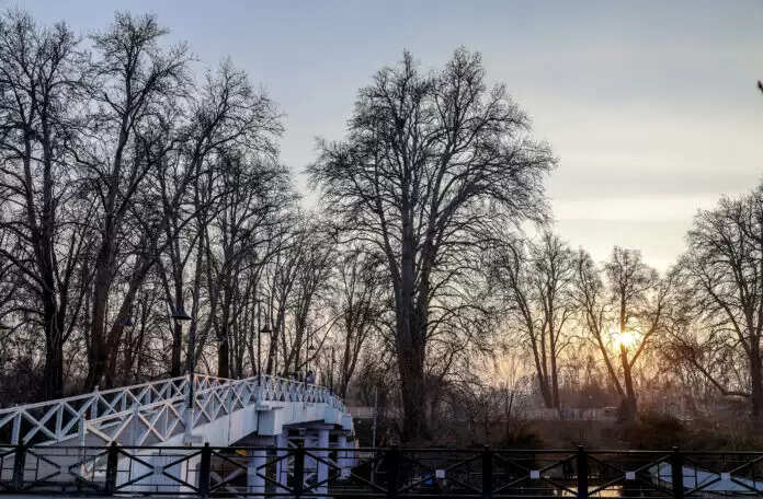 कश्मीर में शून्य से नीचे का तापमान जारी, ऊंचे इलाकों में हिमपात की संभावना