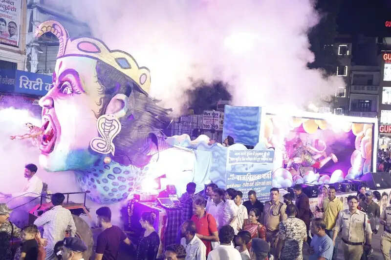 इंदौरः गौरवशाली परम्परा के अनुरूप रातभर निकला नयनाभिराम झांकियाँ और अखाड़ों का कारवां