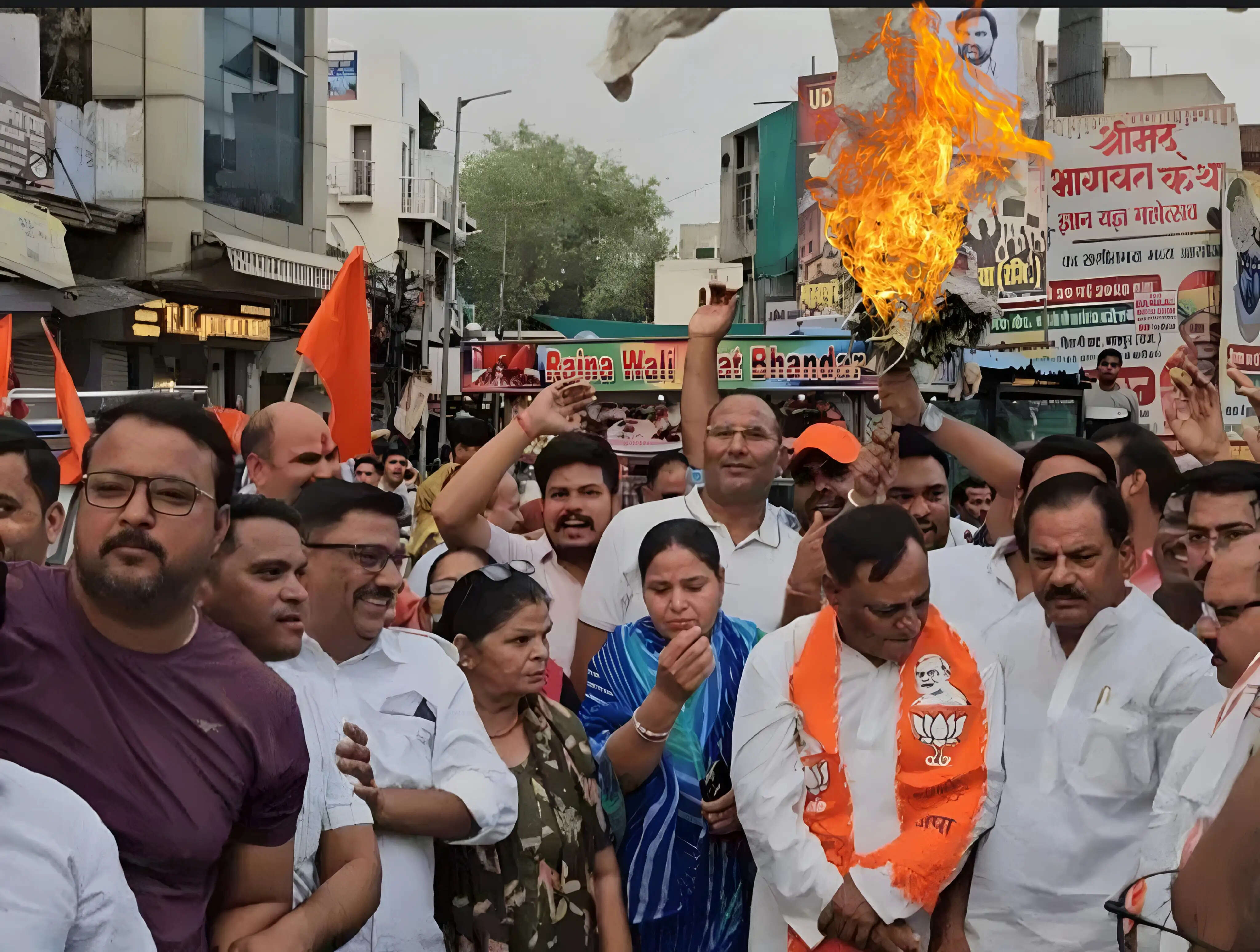 भरतपुर में भाजपा कार्यकर्ताओं का प्रदर्शन, हनुमान बेनीवाल का पुतला फूंका सीएम पर टिप्पणी से नाराजगी, बोले- भगवान उन्हें सद्बुद्धि दें