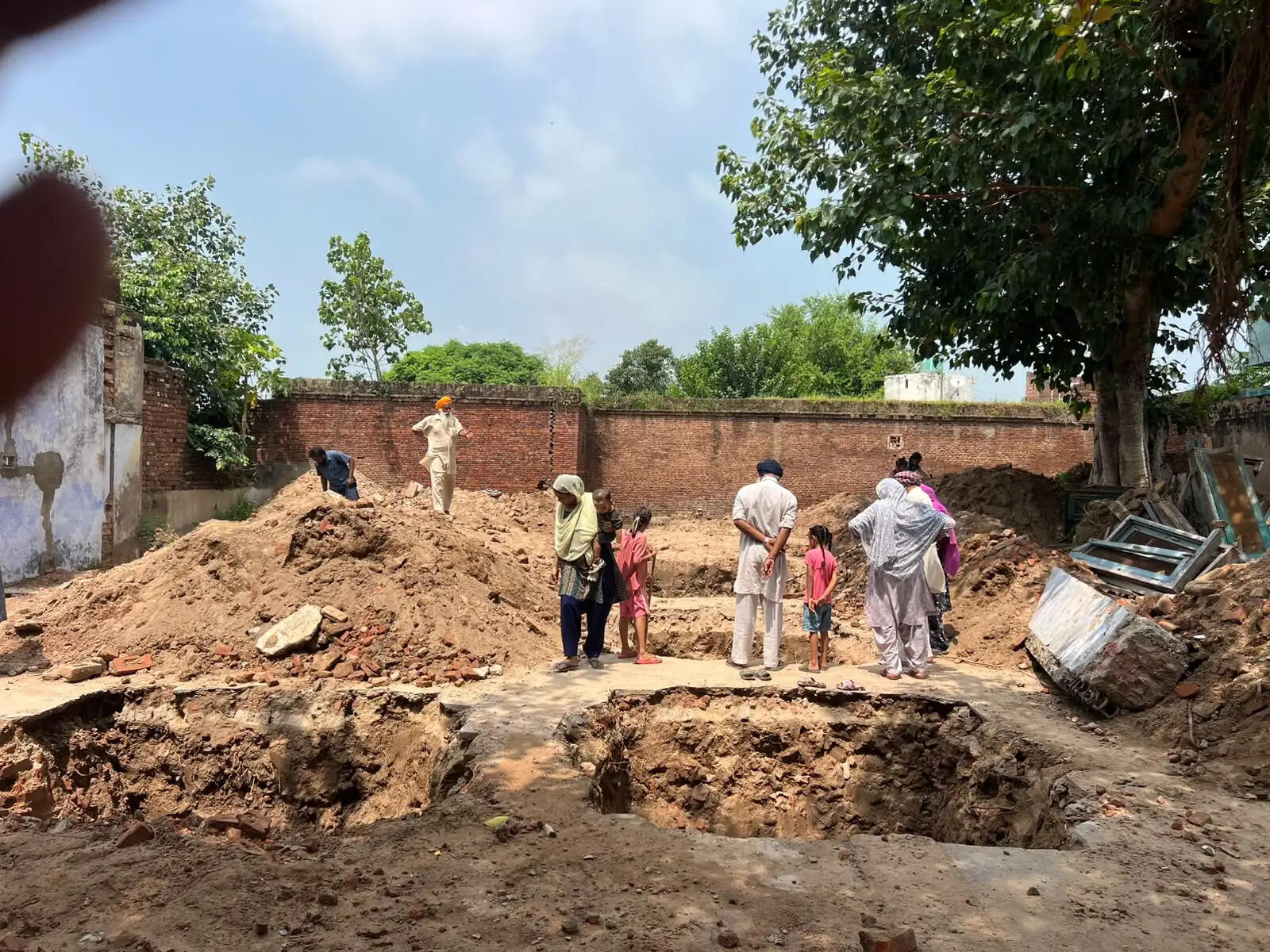 पंजाब के मोहाली में जमीन की खुदाई के दौरान मिले सदियों पुराने चांदी के सिक्के