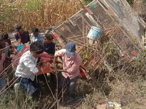 पिकअप-बाइक की टक्कर में पति-पत्नी समेत तीन की मौत