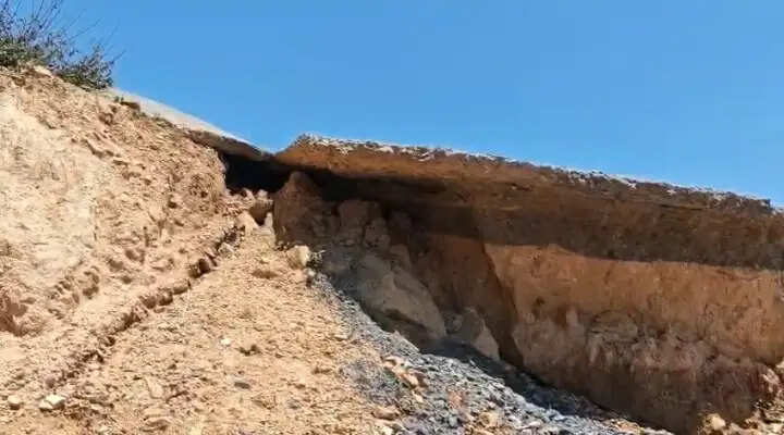 अंबिकापुर : भ्रष्टाचार की भेंट चढ़ी पीएम जनमन योजना, बनते ही उखड़ने लगी करोड़ों की लागत वाली सड़क