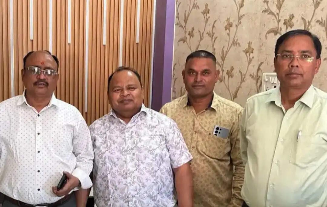 देवरिया : अवैध अल्ट्रासाउंड केंद्र पर छापा, अधिकारियों ने किया सील