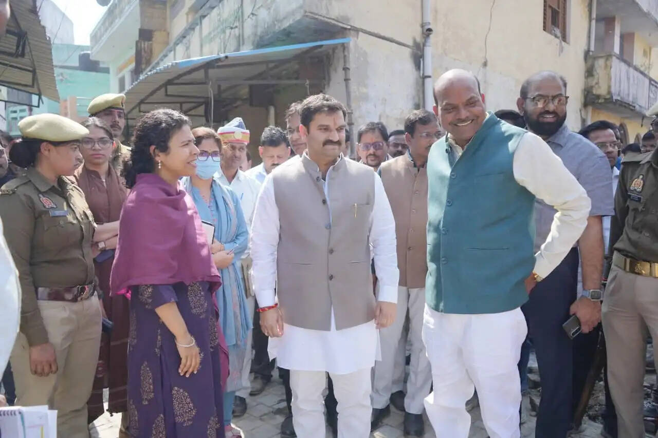 जिलाधिकारी और विधायक अमन गिरि ने शिव मंदिर कॉरिडोर के निर्माण का लिया जायजा