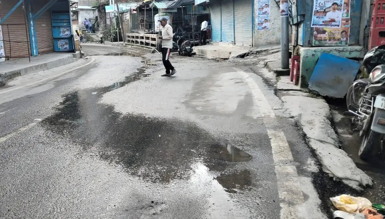 सड़क पर बह रहा लीकेज पाइप लाइन का पानी, जिम्मेदार बेखबर