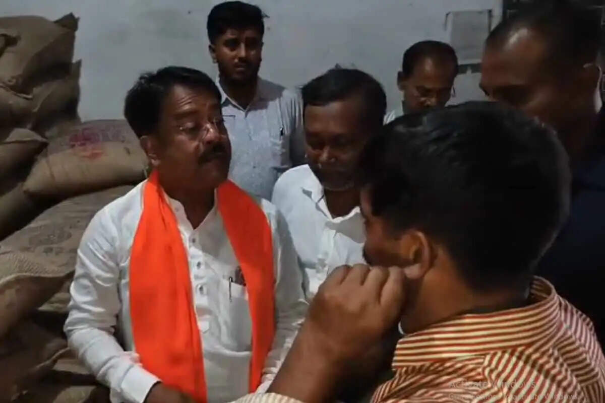 राशन डीलर पर मंत्री का एक्शन, शिकायत के बाद गोदाम पर छापेमारी एवं डीलर गिरफ्तार