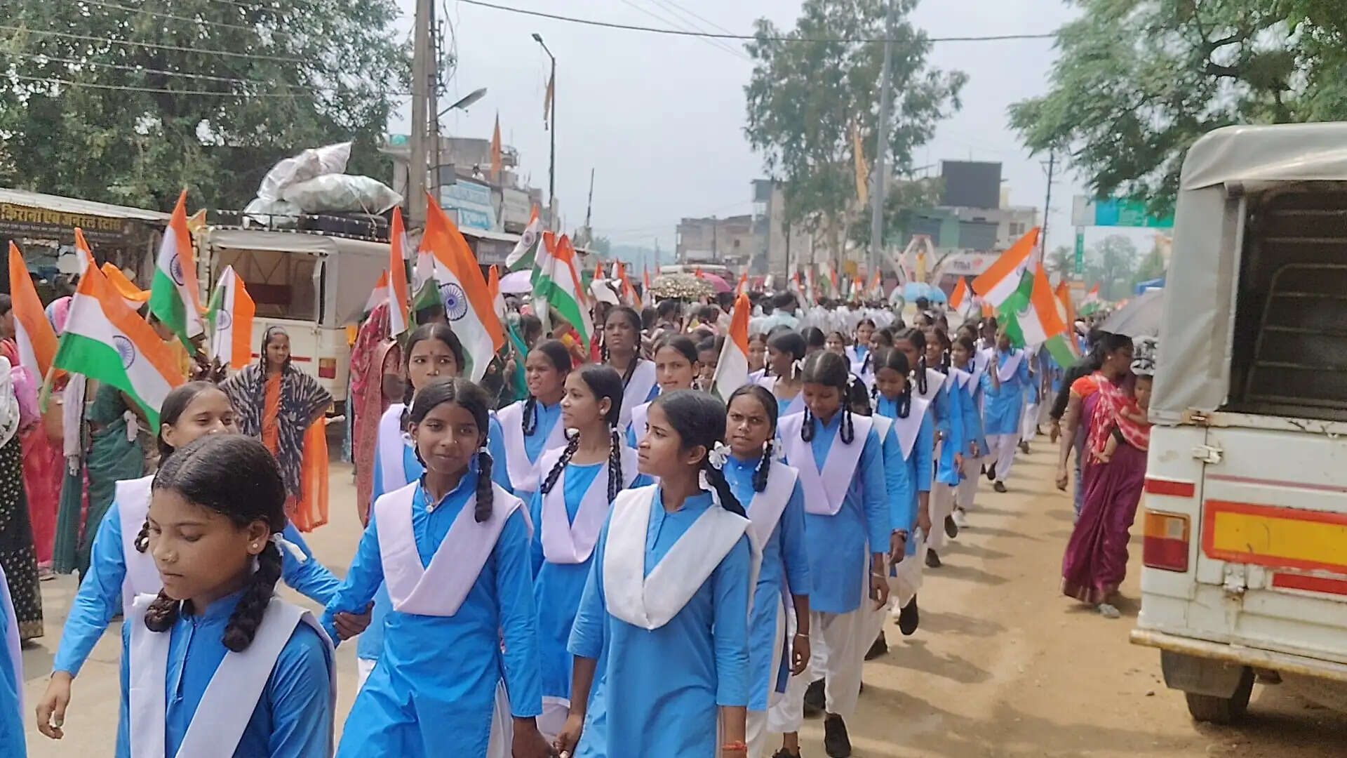 रामानुजगंज में निकली तिरंगा यात्रा, बड़ी संख्या में छात्र और नागरिक हुए शामिल