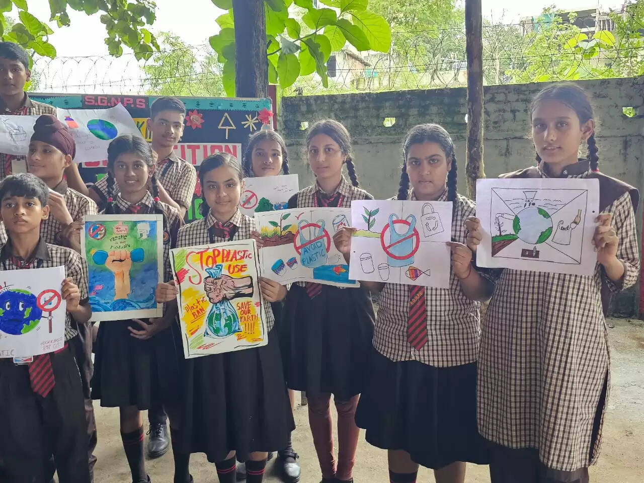 श्री गुरु नानक पब्लिक स्कूल में पोस्टर मेकिंग प्रतियोगिता का आयोजन