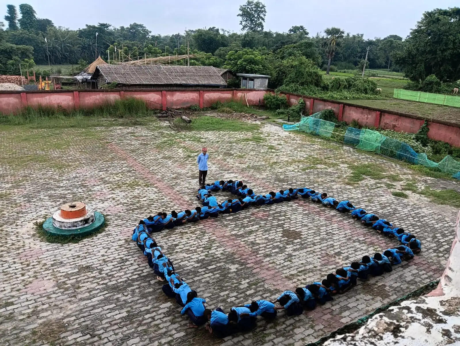 आपातकालीन किट दिवस पर मानव श्रृंखला