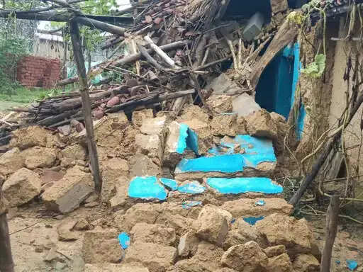 अनूपपुर: भारी बारिश से दो भाइयों का कच्चा मकान ढहा, गृहस्थी सामान मलबे में दबा, मुआवजे की मांग
