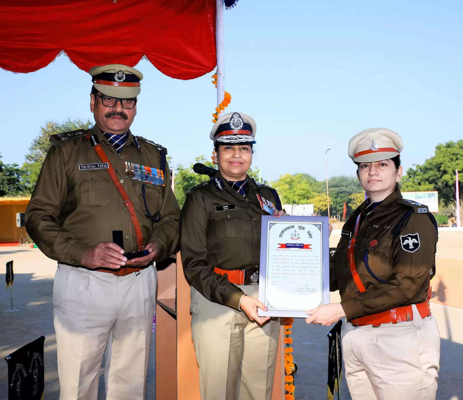 राजस्थान गृह रक्षा स्थापना दिवस समारोह में उत्कृष्ट सेवा के लिए डिस्क प्रदान