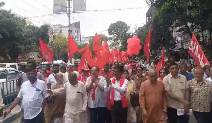 चुनाव 26 : सिलीगुड़ी में वाम उम्मीदवारों ने भरा नामांकन