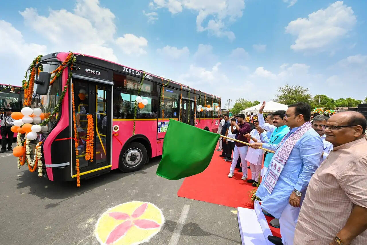 मुख्यमंत्री भजनलाल शर्मा ने जयपुर को 29 और भीलवाड़ा को 18 ई बसों की दी सौगात
