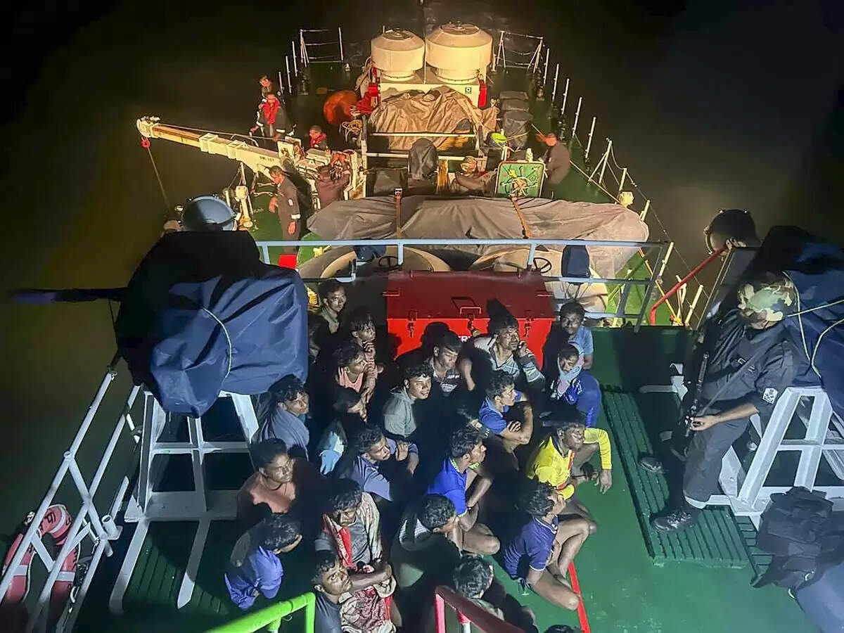 भारतीय जलसीमा में घुसपैठ पर तटरक्षक बल की कार्रवाई, 24 बांग्लादेशी मछुआरे गिरफ्तार