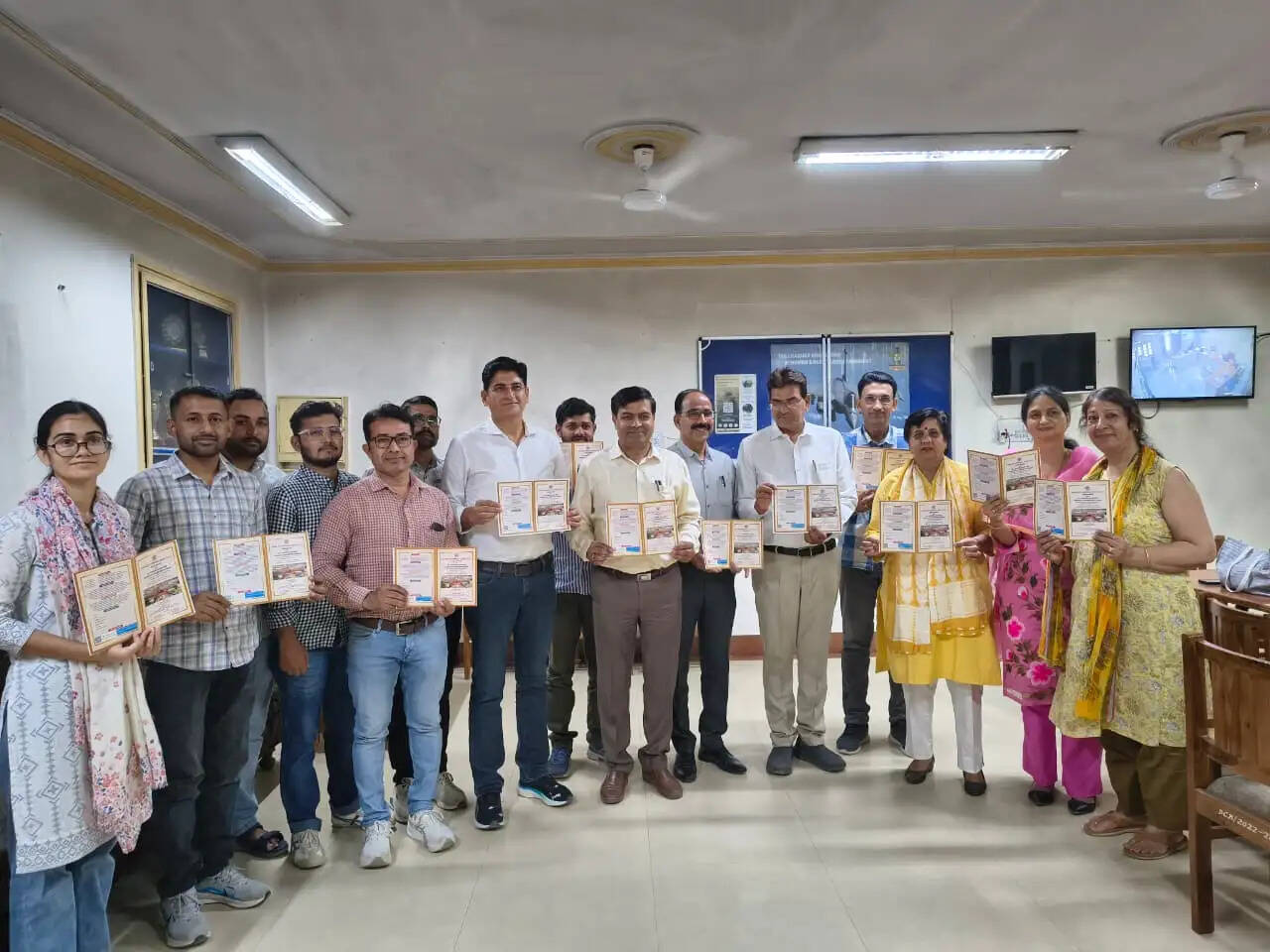 इतिहास विषयक राष्ट्रीय संगोष्ठी के ब्रोशर का विमोचन