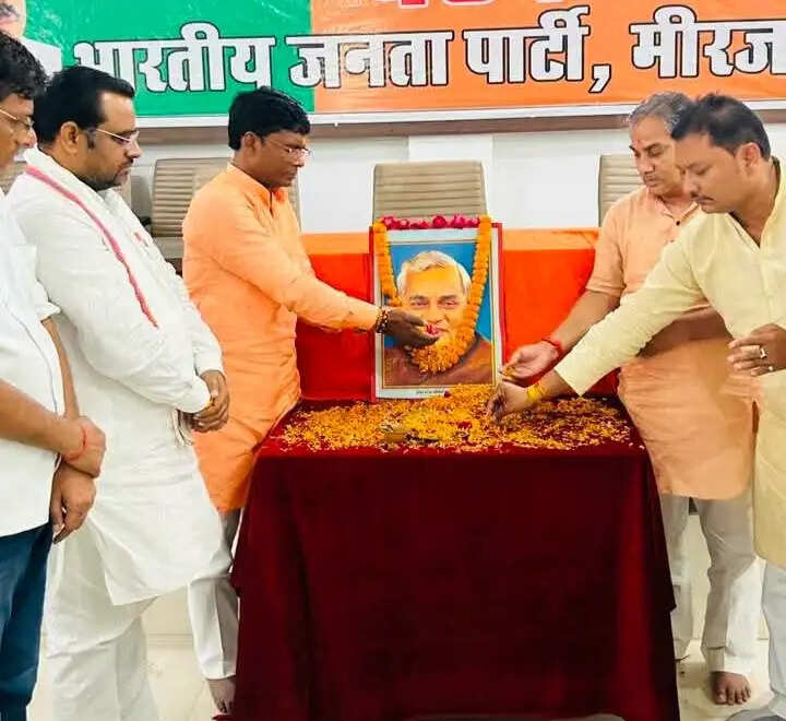 अटल जी की पुण्यतिथि पर भाजपाइयों ने किया नमन, राष्ट्र निर्माण में योगदान का लिया संकल्प