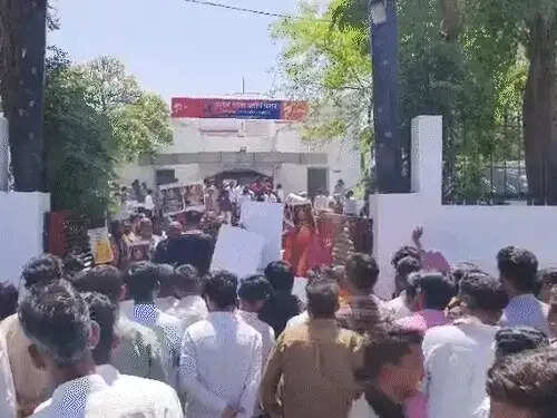 विवाहिता की संदिग्ध मौत पर थाने का घेराव: दो घंटे के प्रदर्शन के बाद पुलिस ने दर्ज की एफआईआर