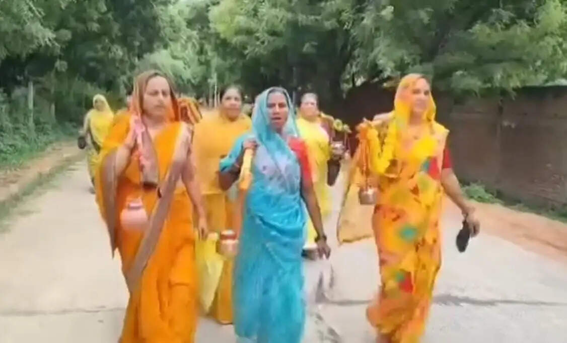 महिला कांवड़ियों ने भोलेनाथ का किया जलाभिषेक