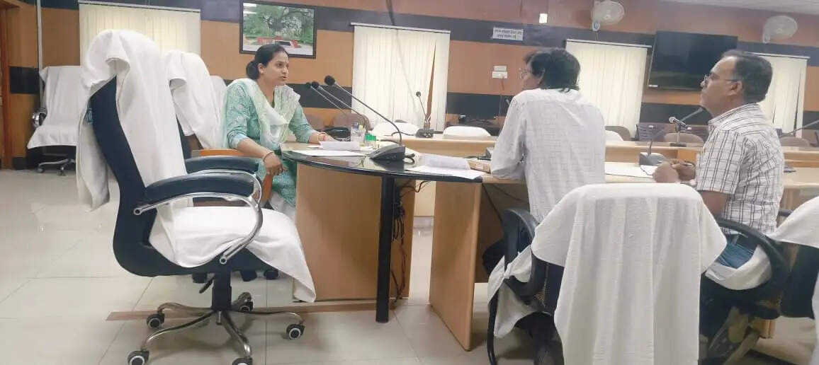 फतेहपुर में जिलाधिकारी ने की जल निगम ग्रामीण की परियोजनाओं की समीक्षा