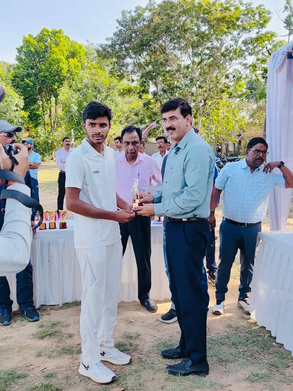 आरडीसीए अंडर-16 टूर्नामेंट में ज़ेयाउल हक़ बने बेस्ट बॉलर, शानदार प्रदर्शन पर सम्मानित