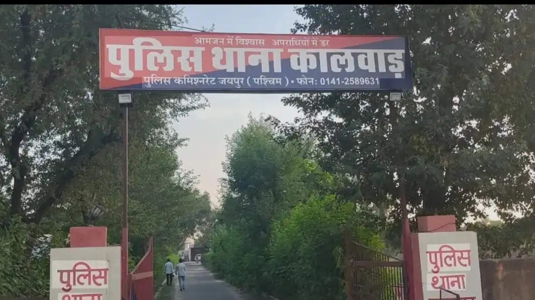 युवक ने खुद को लगाई आग: गर्लफ्रेंड को डराने के लिए बना रहा था वीडियो