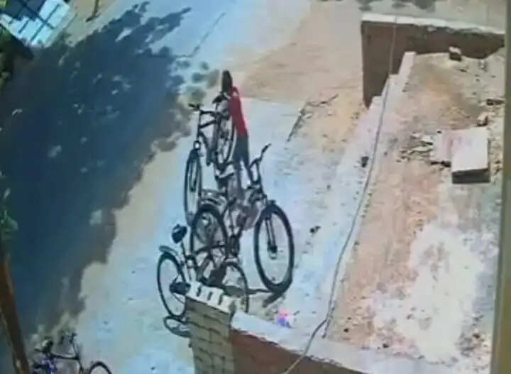लाइब्रेरी के बाहर लगातार दूसरे दिन साईकिल चोरी के फिराक में था किशोर, पकड़ा गया